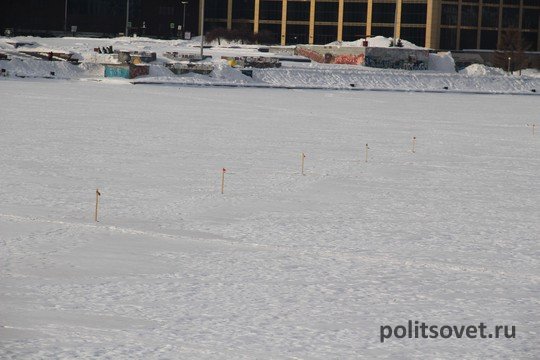 Екатеринбуржцы обняли пруд Екатеринбуржцы обняли пруд