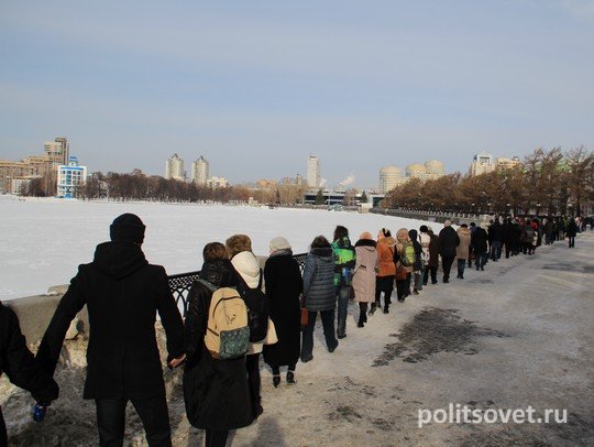 Екатеринбуржцы обняли пруд Екатеринбуржцы обняли пруд