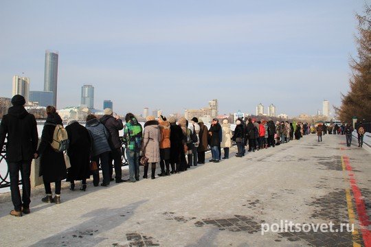 Екатеринбуржцы обняли пруд Екатеринбуржцы обняли пруд
