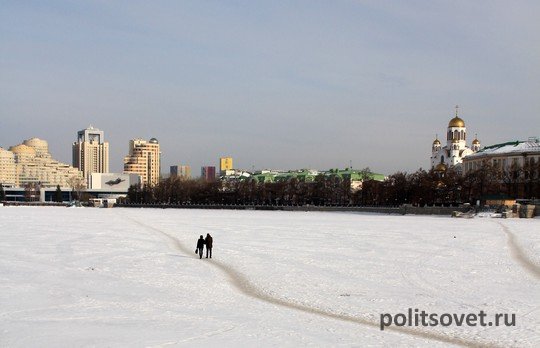 Екатеринбуржцы обняли пруд Екатеринбуржцы обняли пруд