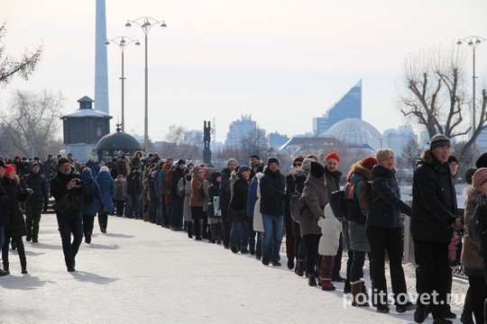 Екатеринбуржцы обняли пруд Екатеринбуржцы обняли пруд