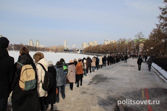 Екатеринбуржцы обняли пруд Екатеринбуржцы обняли пруд