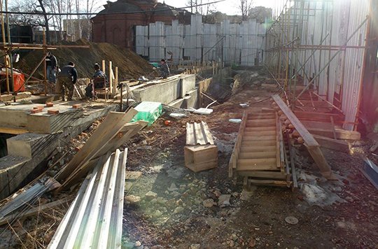 В Екатеринбурге исчезло одно из старейших каменных зданий, переданное РПЦ В Екатеринбурге исчезло одно из старейших каменных зданий, переданное РПЦ